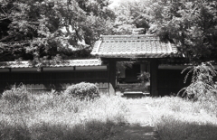真夏の寺門風景
