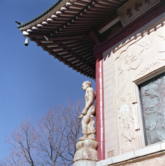 平和堂の四隅の像