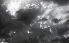 暗雲からの光