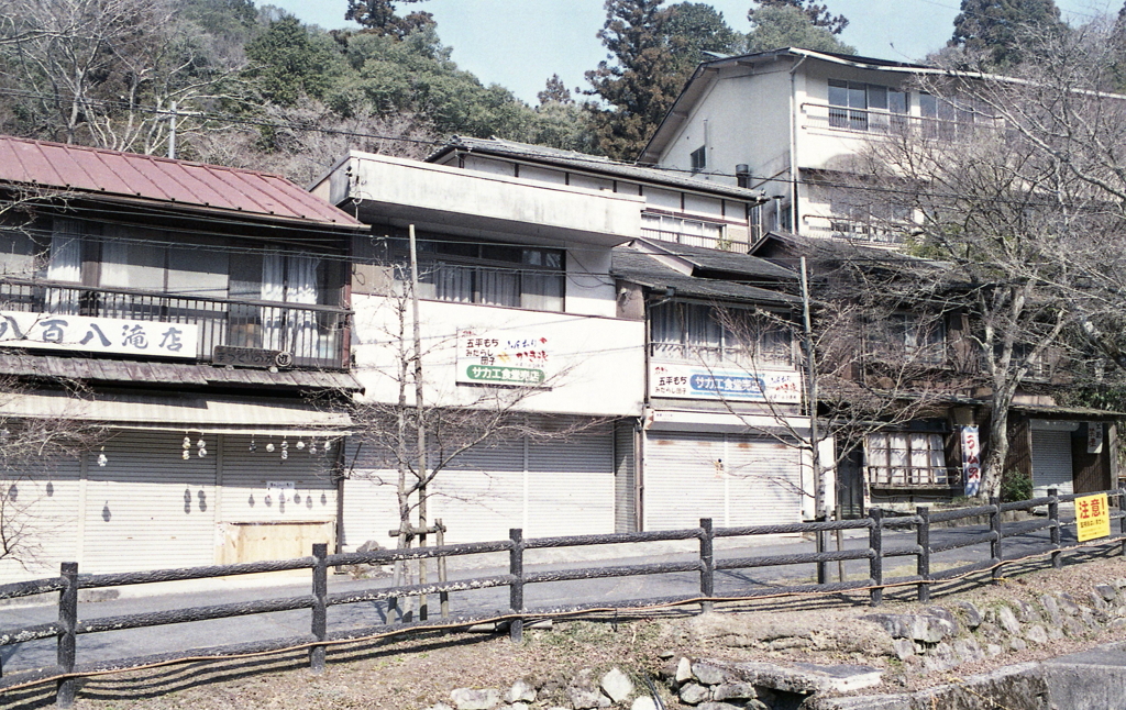 ゆるやかな坂に並ぶ休店舗