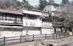 ゆるやかな坂に並ぶ休店舗