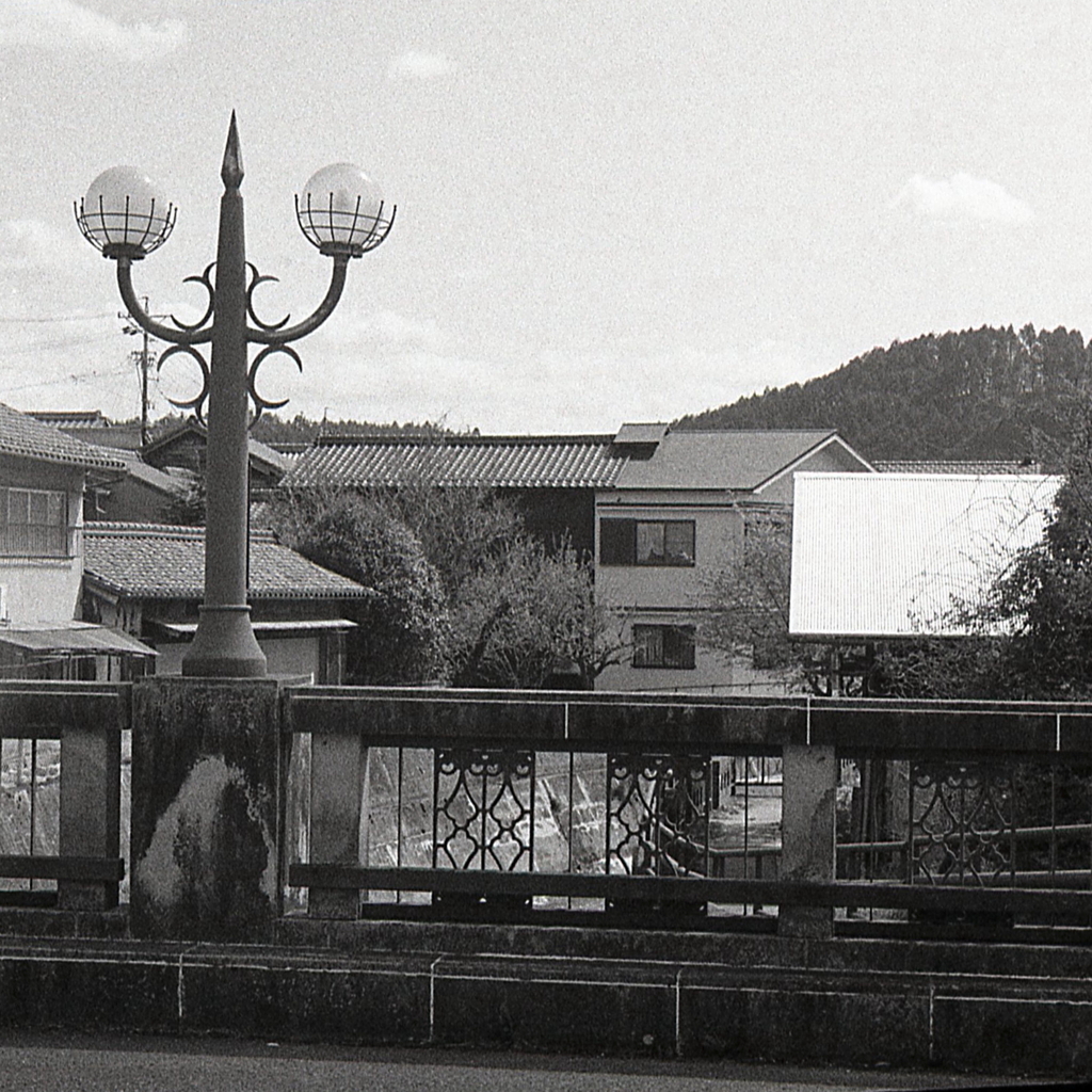 丸い灯の橋