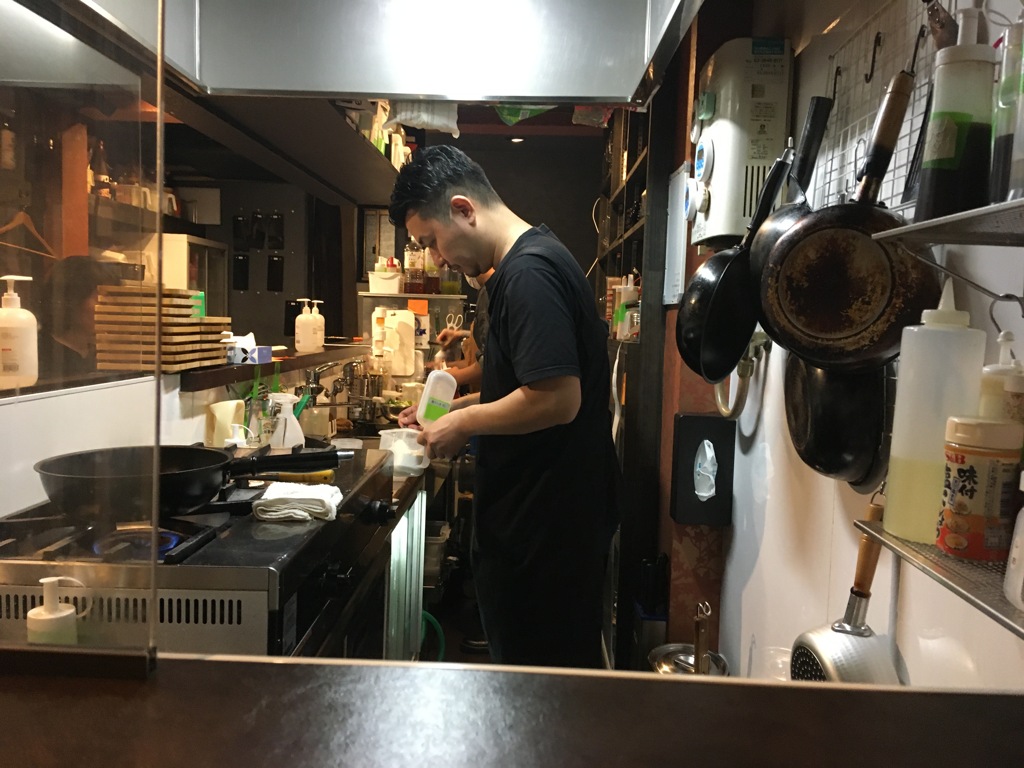 厨房のある男のある息子(笑