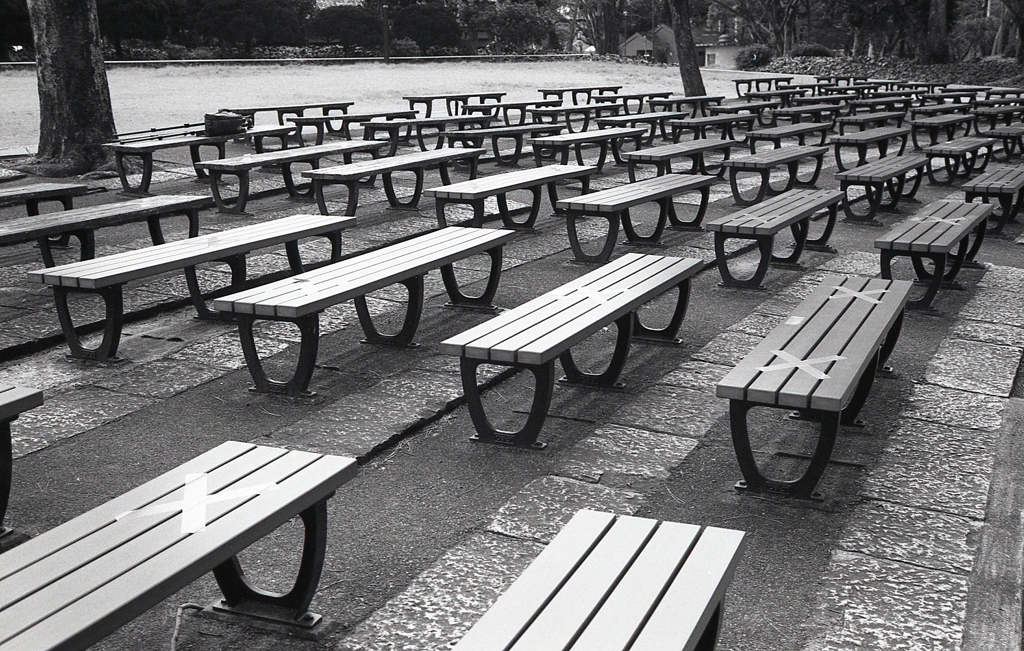 ✕マークのベンチ群