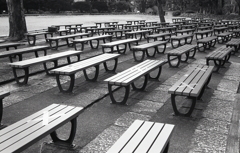 ✕マークのベンチ群