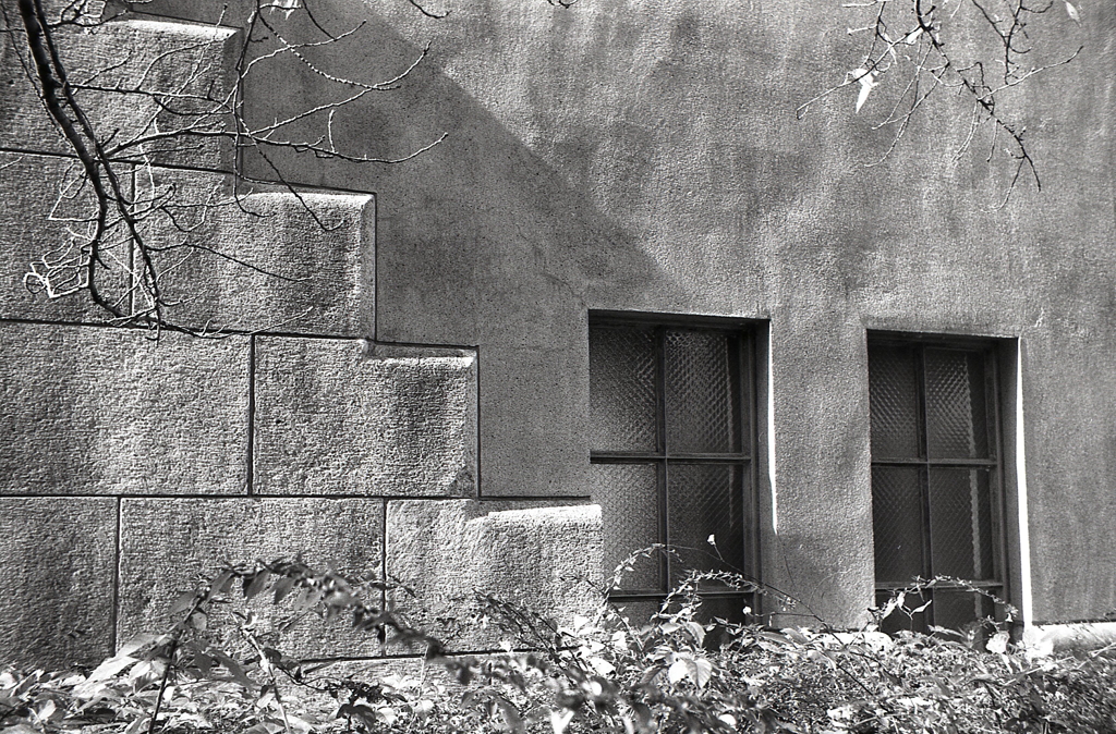 もう開かれない閘門の窓