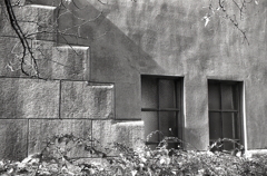 もう開かれない閘門の窓