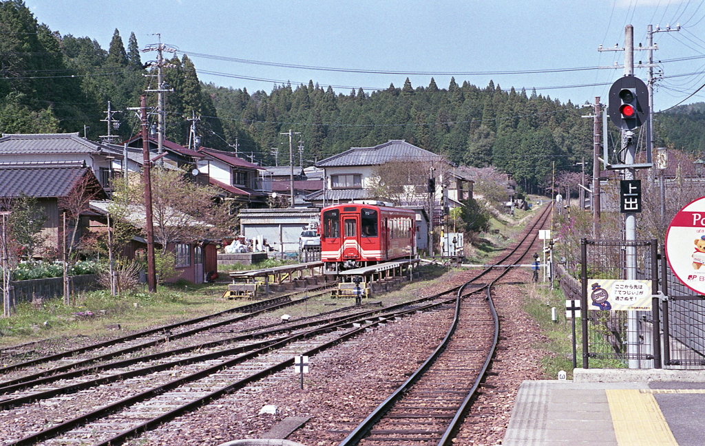 明智駅ホームから赤い車両のある風景　～鉄道のある風景