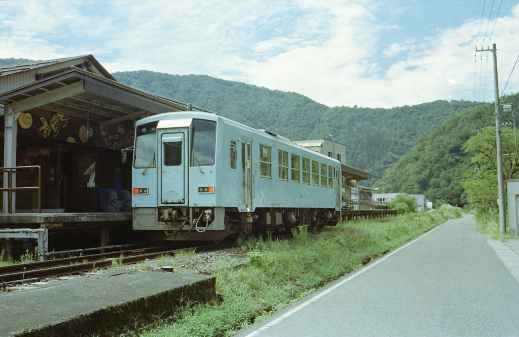 発車前の越美南線