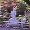 足を組む家康像