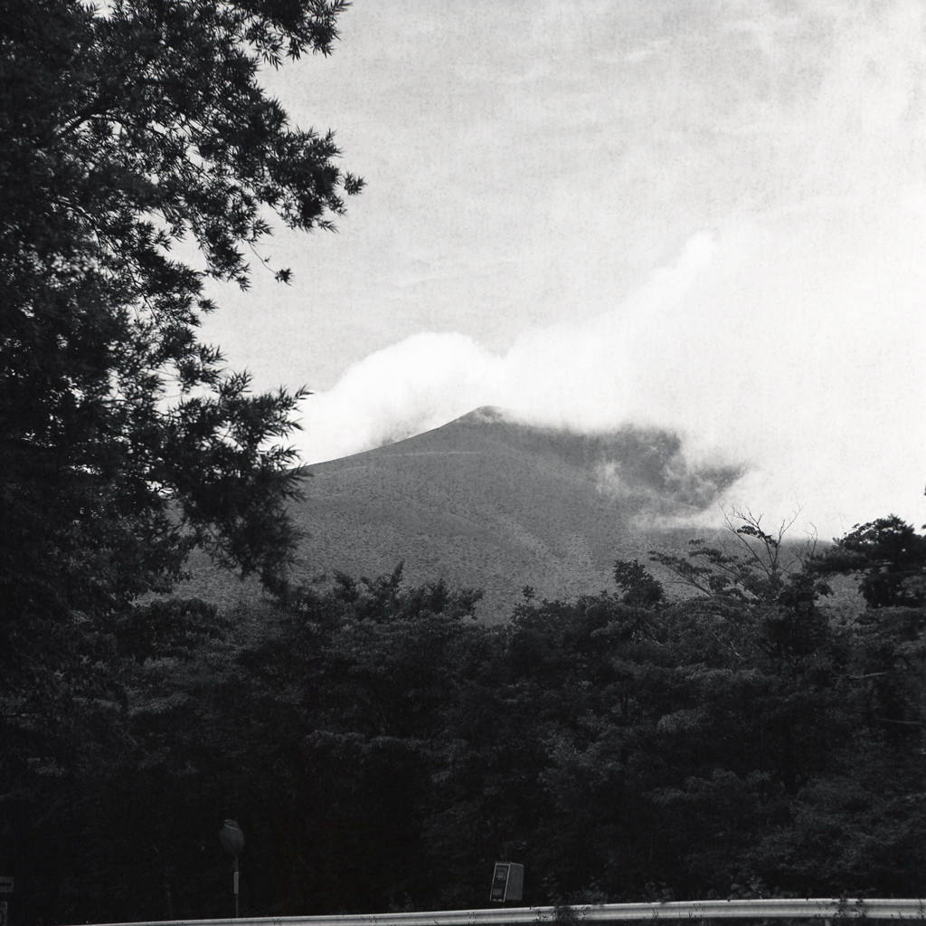 雲かかる浅間山
