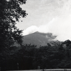 雲かかる浅間山