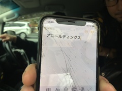 割れたスクリーンに…「アニールディングス」