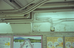 くすんだクリーム色