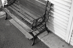 長屋に置かれたベンチ