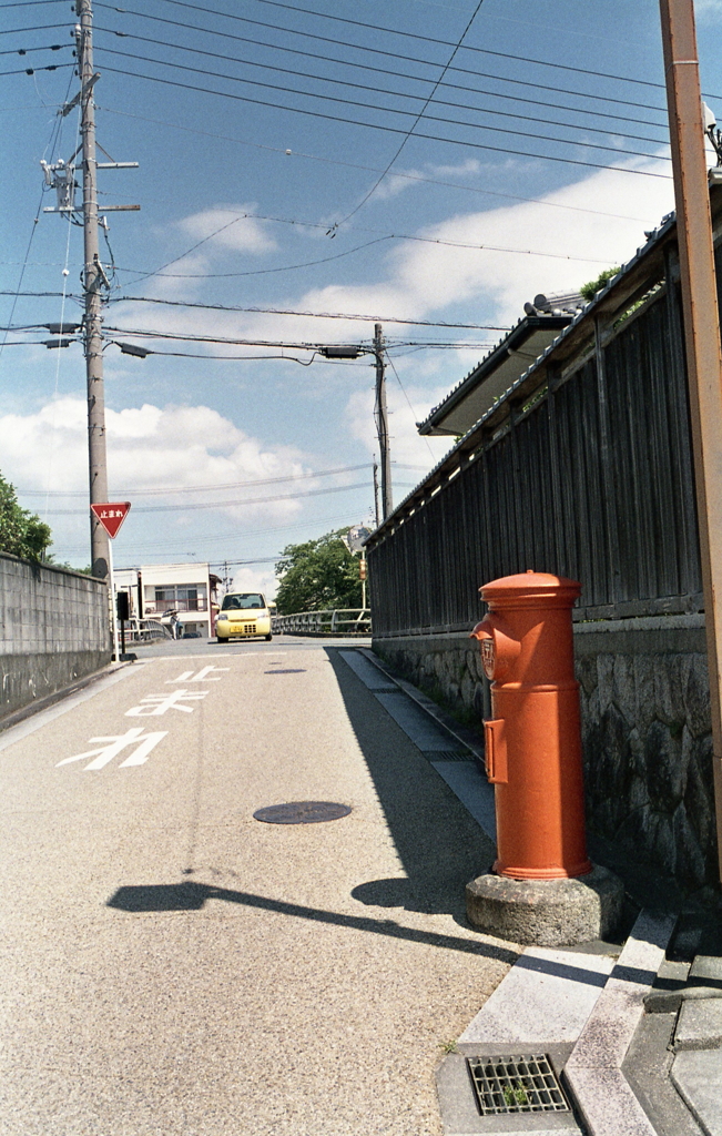 旧道の赤いポスト