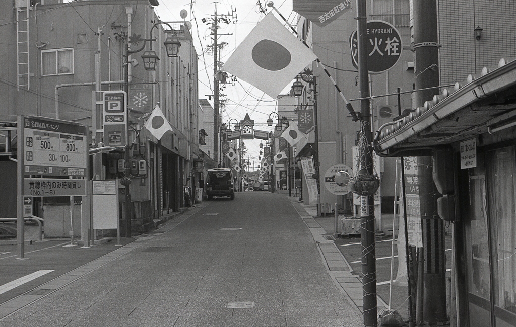 国旗の並ぶ商店街