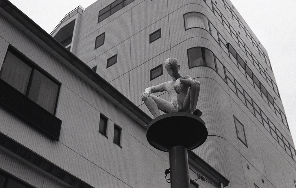 うんこ座りの男