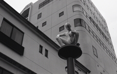 うんこ座りの男