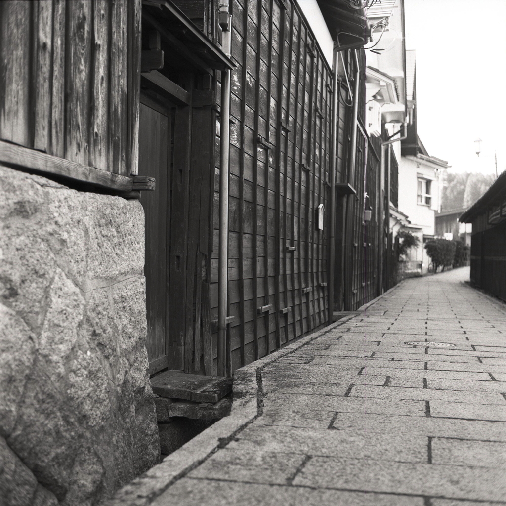 ローアングルで大正路地