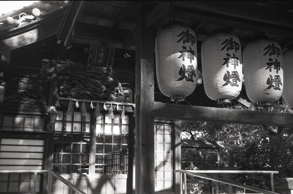 本殿前の御神燈