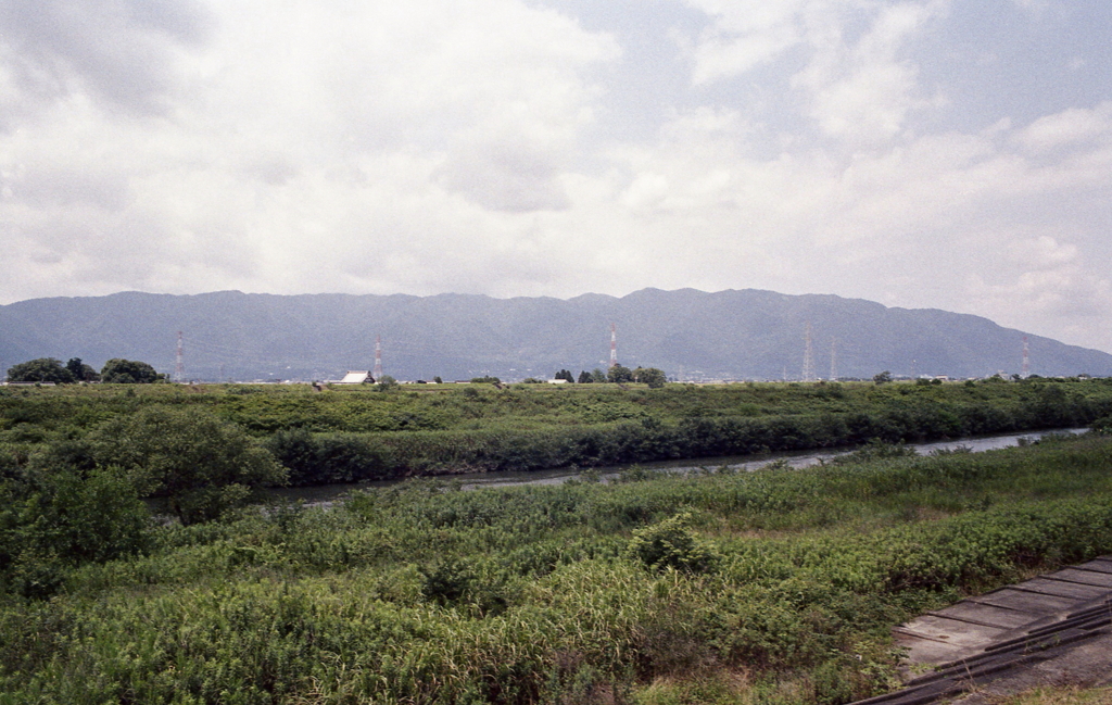 津屋川支流から望む養老山系