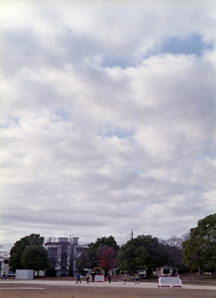 曇り空の下のちびっ子サッカー