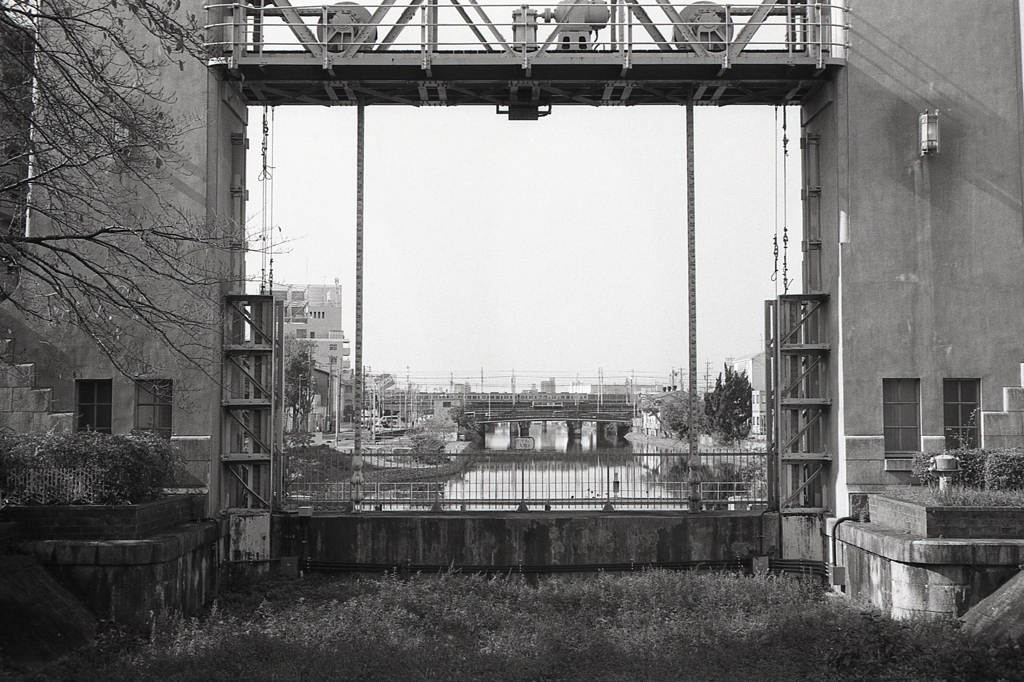 閘門向こうに電車が走る。