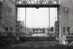 閘門向こうに電車が走る。