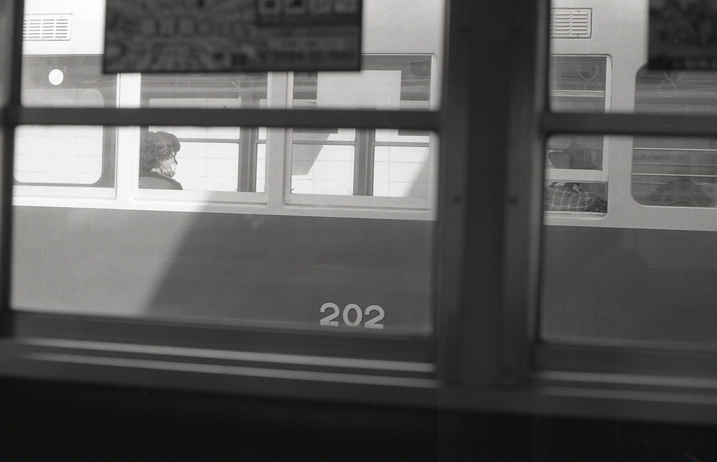 窓に駅で離合する電車