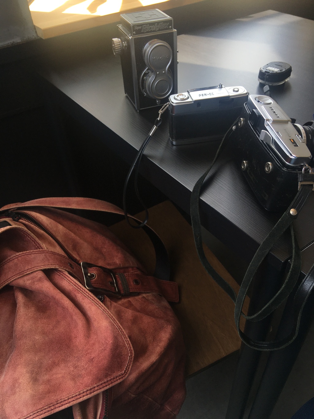 カメラみっつ鞄に詰め電車飛び乗った。