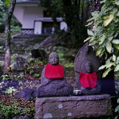 雨間の地蔵　～定光寺にて