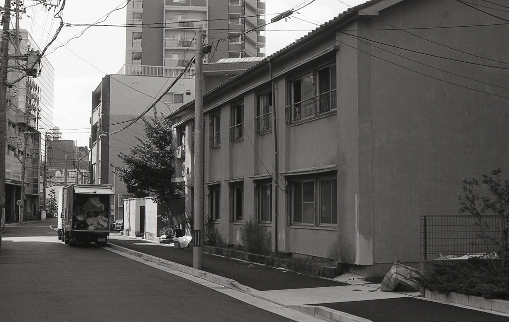 都会の中の古い木造アパート