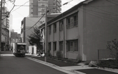 都会の中の古い木造アパート