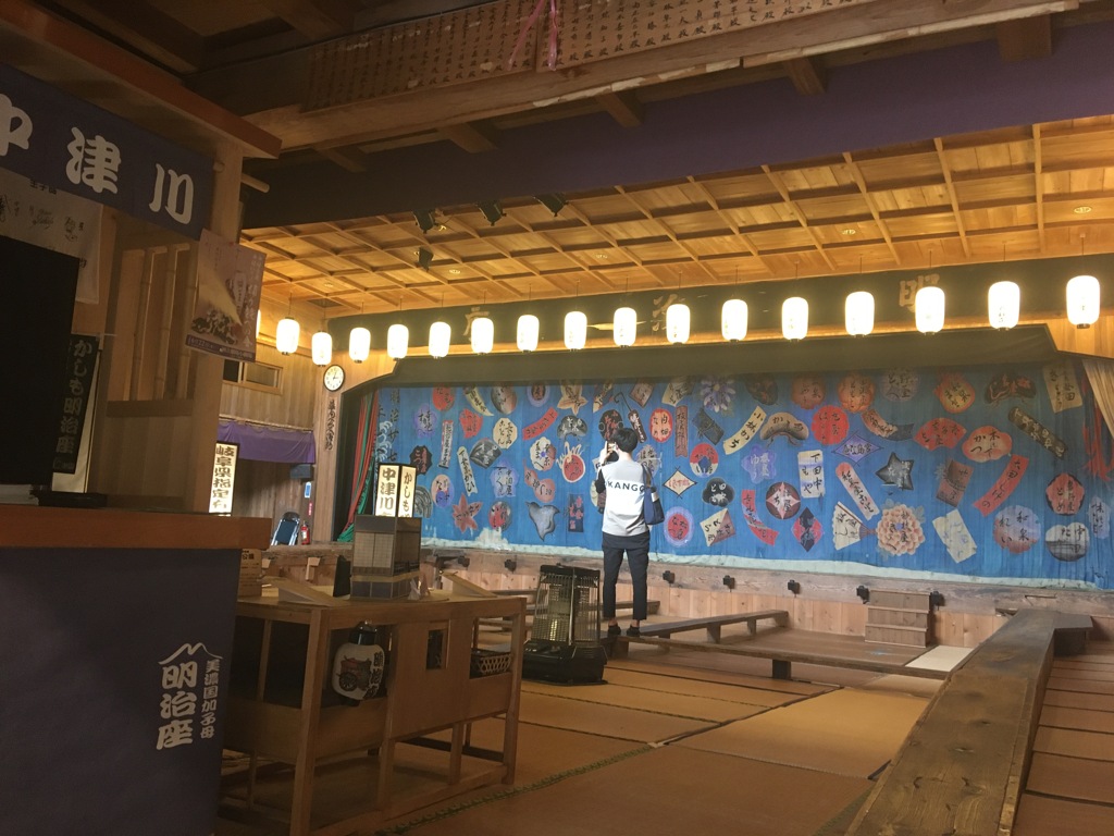 舞台幕を撮る若いカメラマン