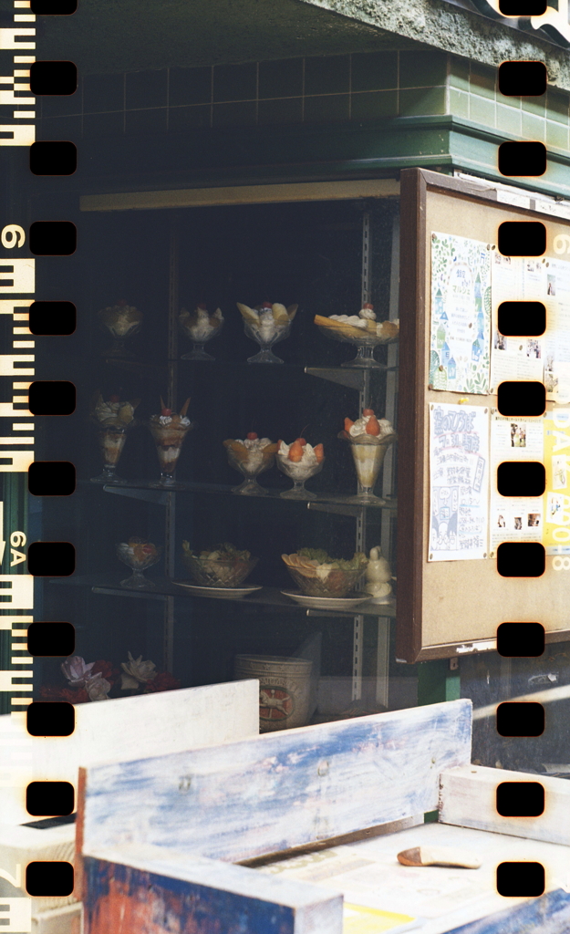 閉ざされたお店のパフェ