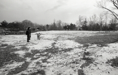 雪玉を投げる孫