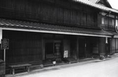 旧道の建物