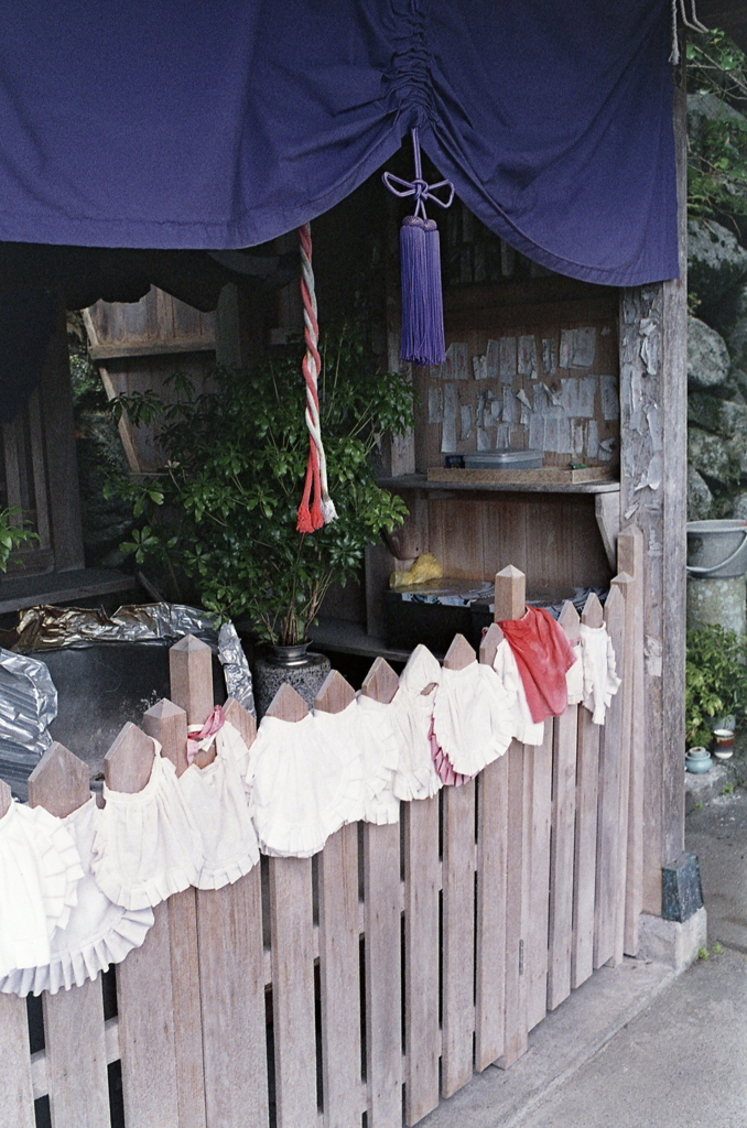 木柵に白い前掛け