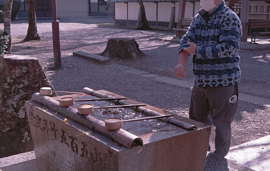 浄水する参拝者