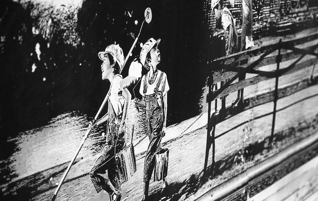 ペンキ缶とオーバーオール