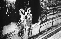 ペンキ缶とオーバーオール