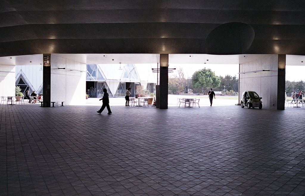 ホール下で歩く人