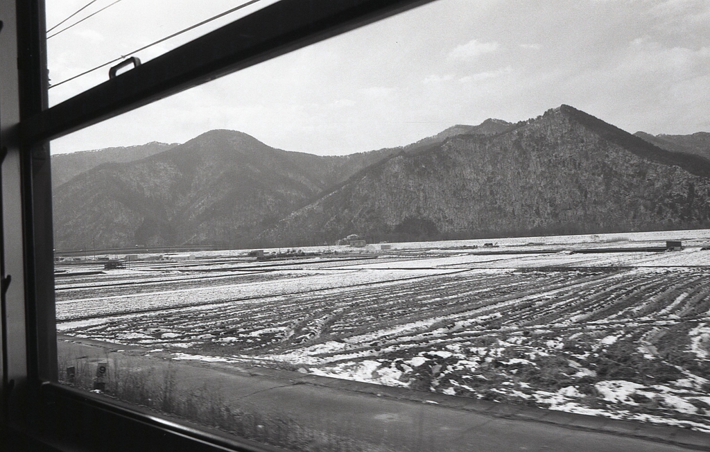 まだら模様の農地と山々