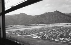 まだら模様の農地と山々