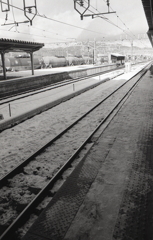 雪のホームにシャッターを切る。