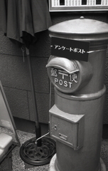 赤いポストはアンケートポストだった。（笑