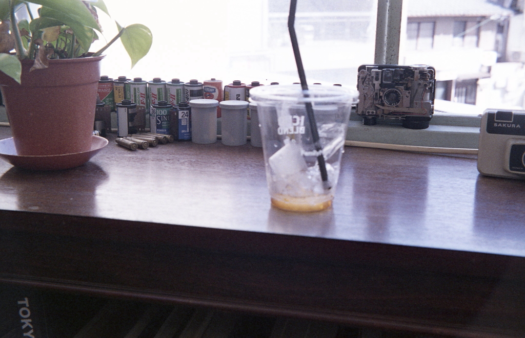 パトローネのある窓辺