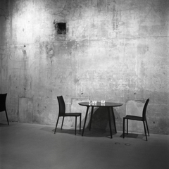 椅子とテーブルのシュールなアングル