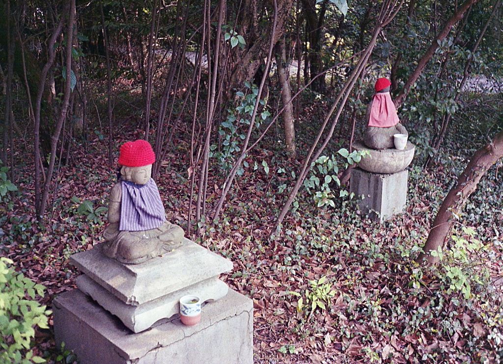 赤頭巾の地蔵群